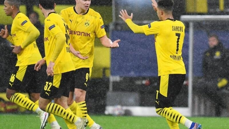 Die BVB-Stars Jadon Sancho (r) und Erling Haaland.