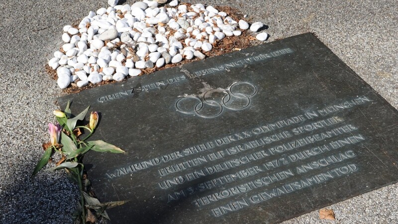 Die Gedenktafel vor dem Denkmal für die Opfer des Olympia-Attentats von 1972 im Olympiapark.