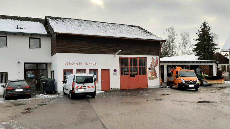 Das alte Viechter Feuerwehrgerätehaus mit angrenzendem Bauhof. Beides soll neu gebaut werden, aber die Kosten sorgen für Diskussionen.