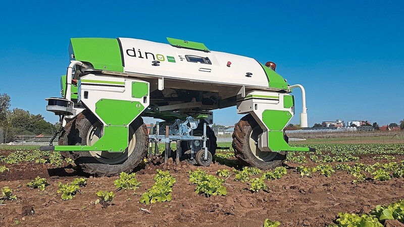 Der "Dino", den die Baywa im Sortiment hat, ist ein vollautonomer landwirtschaftlicher Hackroboter, der per Satellitennavigation mit einer Genauigkeit von zwei Zentimetern Unkraut hacken kann.