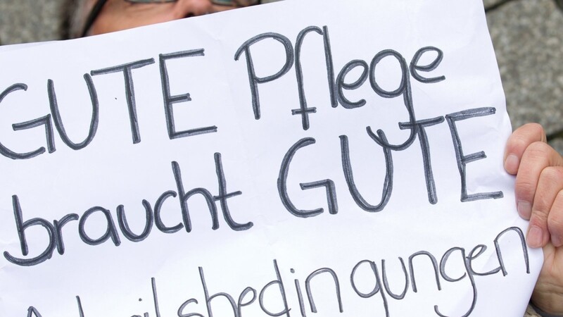 Aus Protest gegen schwierige Bedingungen in den Pflegeberufen beteiligen sich bundesweit zahlreiche Menschen an dem Flashmob "Pflege am Boden". In Straubing seit sechs Jahren.