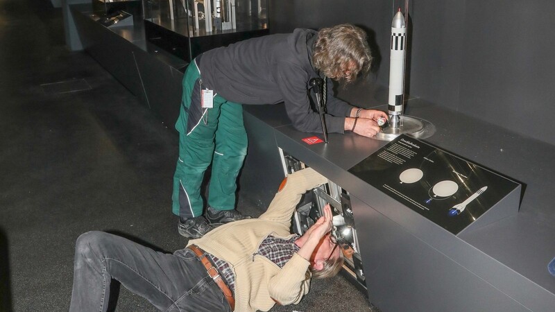 Die Museumsmitarbeiter Jaman Drexler (61) und Peter Hanickel (60) machen die Druckluftrakete wieder flott.