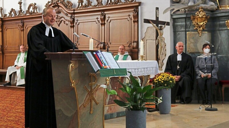 Das Thema Vertrauen stellte Militärpfarrer Rüdiger Glufke in den Mittelpunkt seines letzten Gottesdienstes in Cham.