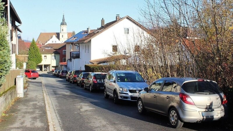 Parken ist in der Flurstraße verboten, so bald der Schotterparkplatz am Seehuber-Areal kommt.