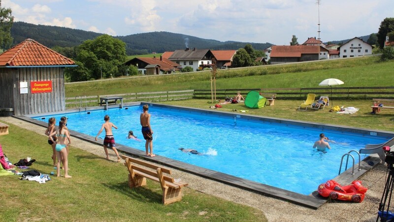 Ab Samstag können bis zu 50 Badegäste gleichzeitig das kleinste Freibad Bayerns besuchen.