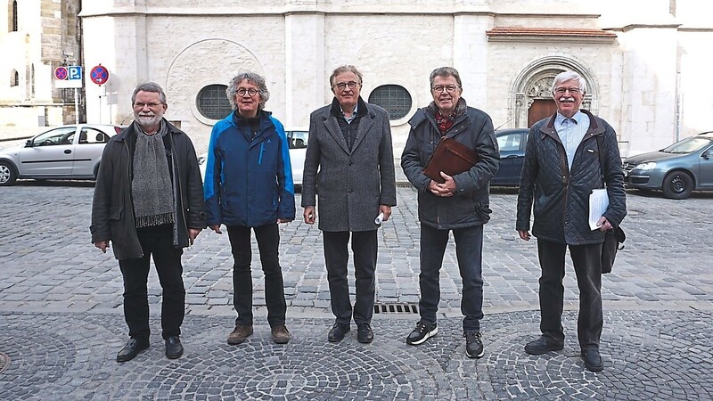 Joachim Buck (v.l.), Peter Morsbach, Achim Hubel, Hubert Wartner und Werner Chrobak beim Ortstermin.