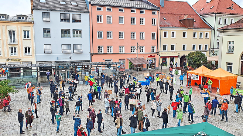Im Rahmen des globalen Klimastreiks im September 2020 hatte auch die Deggendorfer Fridays for Future-Gruppe zur Kundgebung auf den Stadtplatz eingeladen.