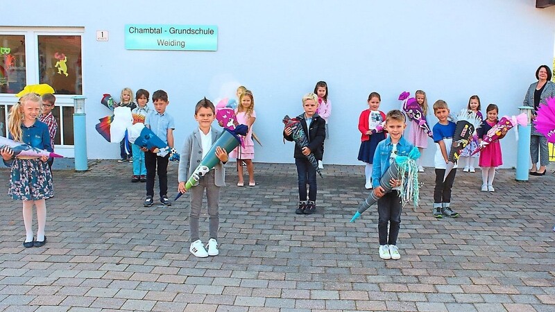 Voller Freude strahlten die neuen Erstklässler mit ihren farbprächtigen Schultüten. Barbara Brückl (hinten rechts) übernimmt die Klassenleitung.