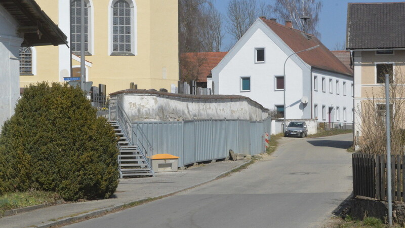 Die Friedhofsmauer in Holzhausen wird in nächster Zeit saniert. Auf diese Maßnahme mussten die Bürger der Ortschaft lange Zeit warten.