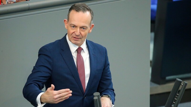 Bundesverkehrsminister Volker Wissing spricht im Bundestag über das 49-Euro-Ticket im ÖPNV.