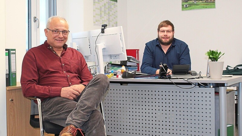 Ein gutes Team: Waffenbrunns Bürgermeister Sepp Ederer (links) und sein neuer Geschäftsleiter im Rathaus, Fabian Fuihl.