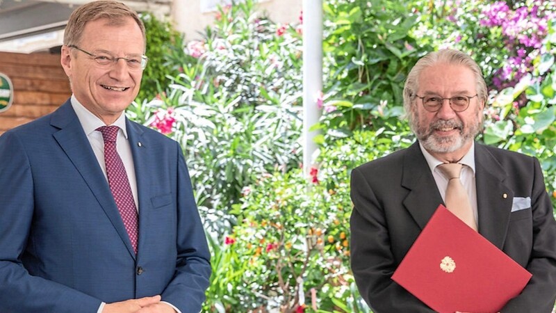 Der Oberösterreichische Landeshauptmann Thomas Stelzer (links) überreichte Dr. Heribert Schröder die Ernennungsurkunde zum Professor.