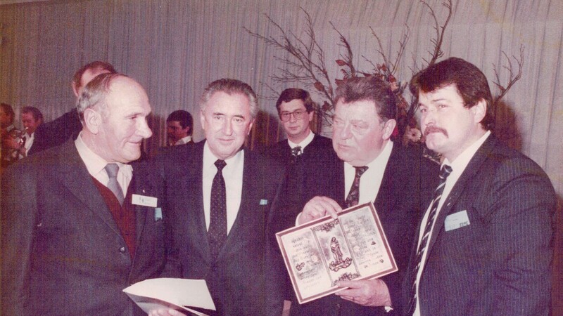 Beim CSU-Parteitag im November 1985 wurde Gründervater Eduard Bomer (links) von Alfred Dick und Franz Josef Strauß geehrt. Rechts sein Nachfolger Josef F. X. Schweiger.