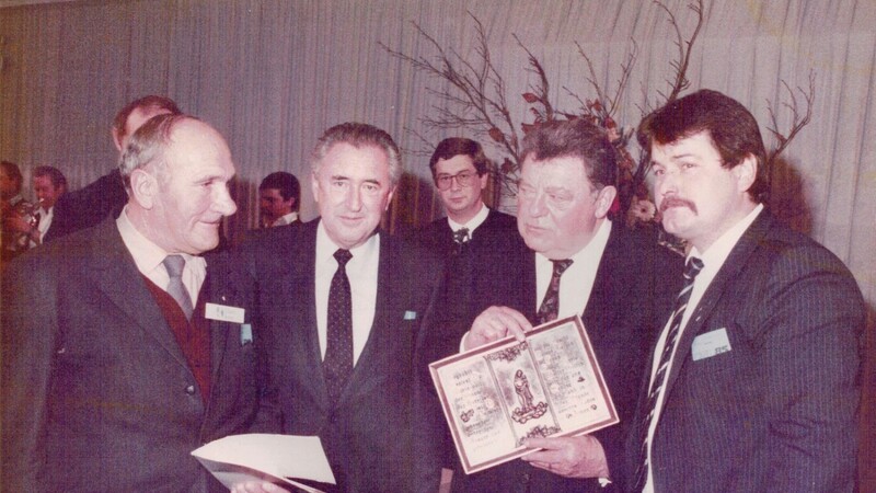 Beim CSU-Parteitag im November 1985 wurde Gründervater Eduard Bomer (links) von Alfred Dick und Franz Josef Strauß geehrt. Rechts sein Nachfolger Josef F. X. Schweiger.
