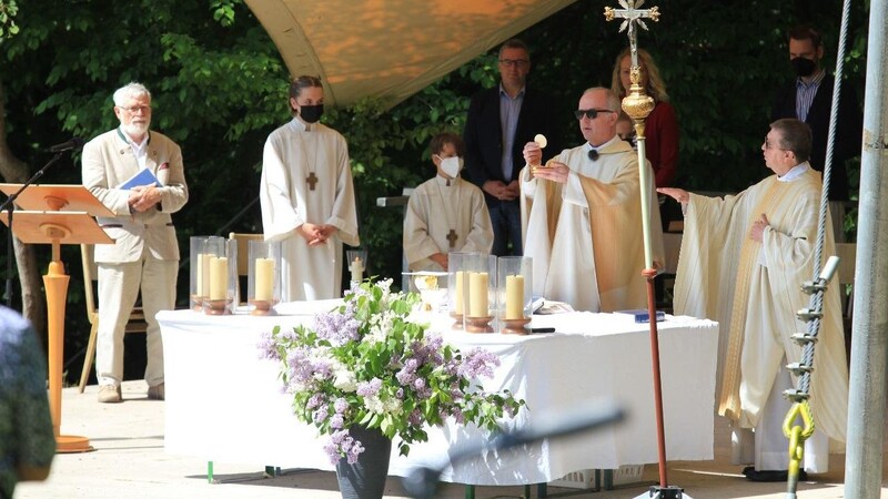 Pater Bartsch (am Altar) übernimmt Sankt Jakob.