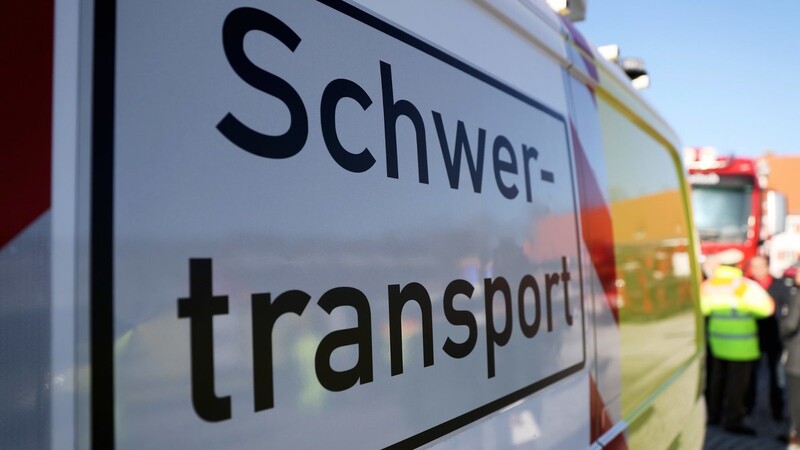 Ab dem Wochenende macht sich ein riesiger Schwertransport auf dem Weg von Kelheim nach München. (Symbolbild)