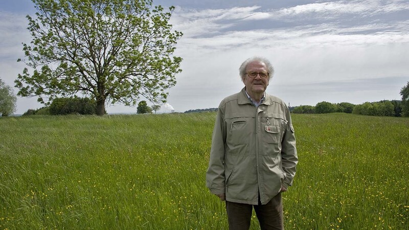 Paul Riederer Mitten im Naturschutzgebiet. Seit Ende der 60er Jahre, als noch Panzer rollten, war er auf dem Gelände unterwegs, um die Tier- und Pflanzenwelt zu dokumentieren.
