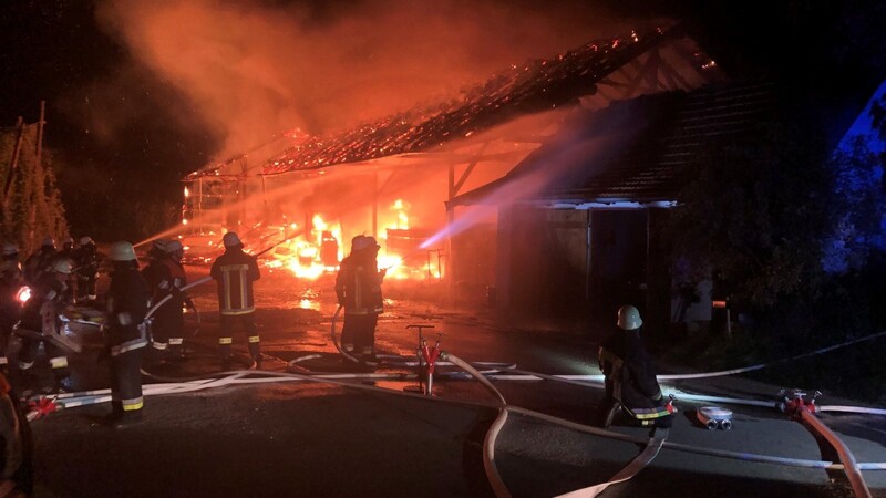 Da die Maschinenhalle nicht mehr zu retten war, konzentrierte sich die Feuerwehr darauf, die Nebengebäude vor den Flammen zu schützen.