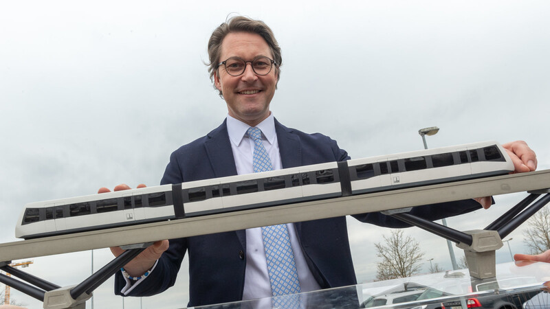 Bundesverkehrsminister Andreas Scheuer (CSU) mit einem Modell einer Magnetschwebebahn.