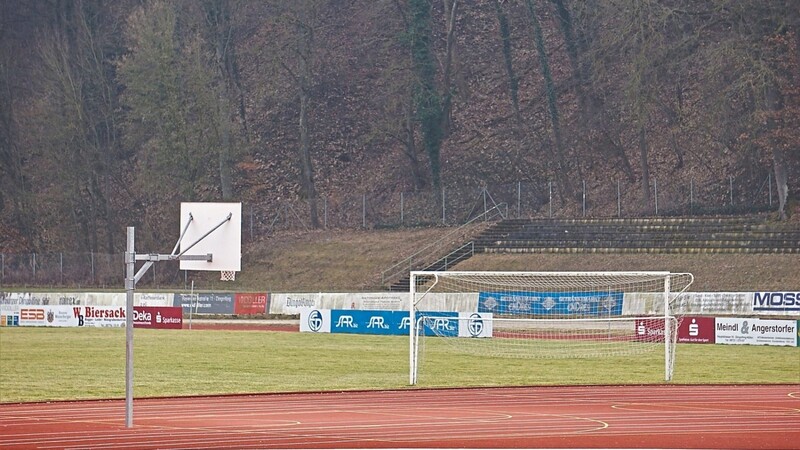 Das Isar-Wald-Stadion in Dingolfing wartet verwaist auf die Wiederaufnahme des Spiel- oder zumindest Trainingsbetriebs.