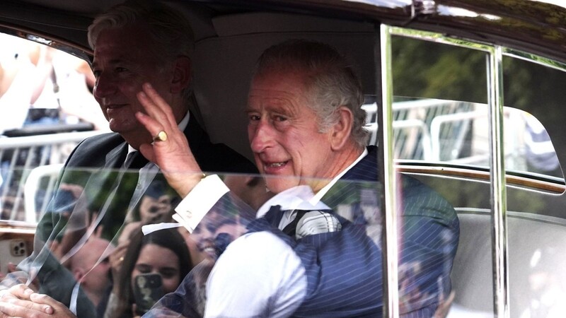 König Charles III. trifft nach dem Tod seiner Mutter, Königin Elizabeth II., im Buckingham Palast in London ein, nachdem er am Samstag im St. James Palast offiziell zum neuen britischen König ernannt worden ist.
