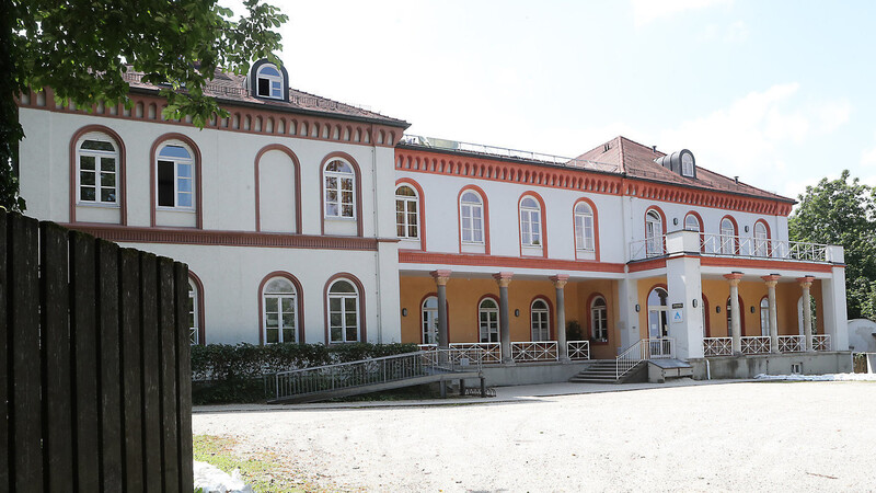 Die Jugendherberge ist im Ottonianum, einem Gebäude Johann Baptist Bernlochners, untergebracht. Es zählt zu jenen Objekten in st