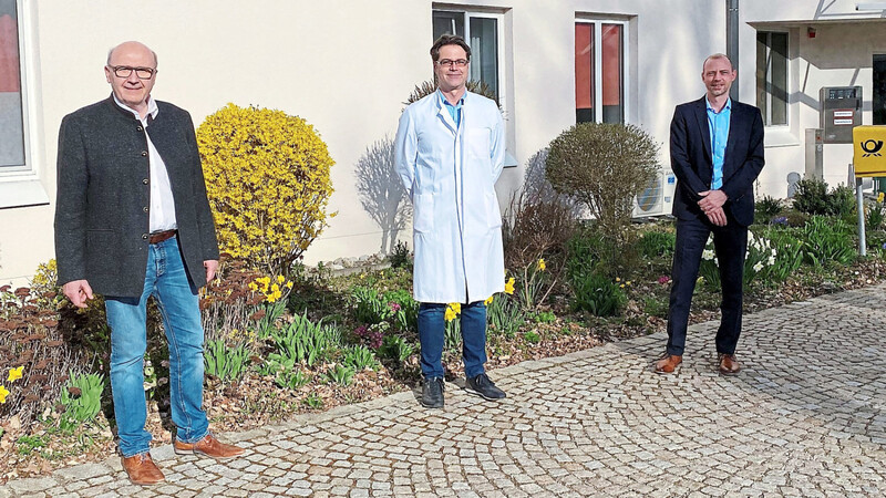 Landrat Martin Neumeyer (links) und der Geschäftsführer der Ilmtalkliniken, Ingo Goldammer (rechts), begrüßen den neuen Co-Chefarzt Dr. Otto Dietl am Krankenhaus Mainburg.