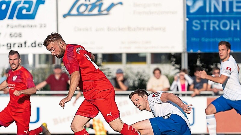 Fürs Derby in Teisbach warmgeschossen hat sich Anton Metzner (in rot) mit seinen drei Treffern in Ergoldsbach, nun will der erfolgreichste Torjäger der Bezirksliga West (bislang 18 Tore) nachlegen.