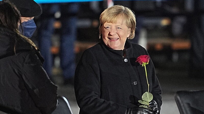 Bundeskanzlerin Angela Merkel wurde am Donnerstagabend im Rahmen eines Großen Zapfenstreichs feierlich verabschiedet.