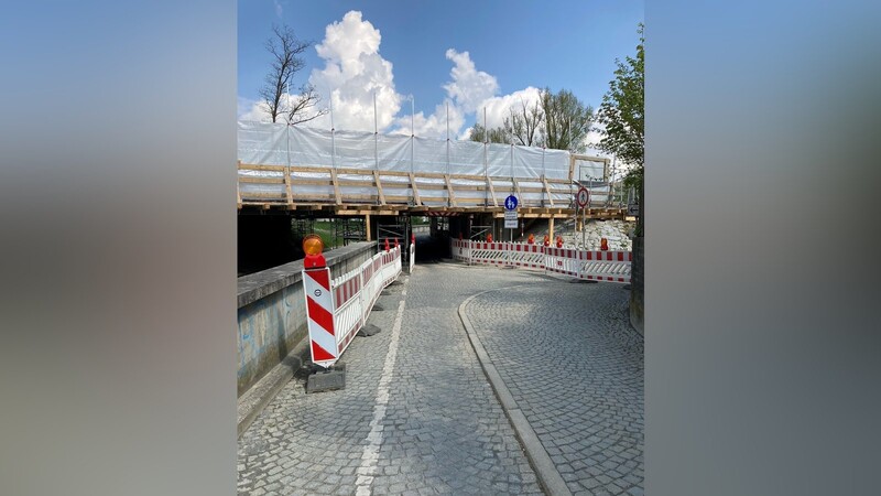 Ab kommenden Montag sind die Roßbach-Unterführung sowie der Gehweg zwischen der Preysingallee und dem Isarsteg entlang der B15 aufgrund von Arbeiten zeit- und abschnittsweise immer wieder gesperrt.