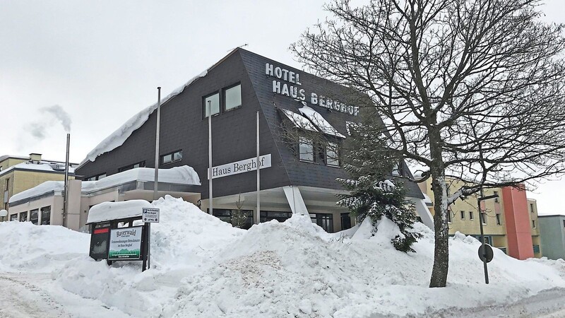 Seit langem schon wird über das "Hotel Haus Berghof" in Sankt Englmar gestritten. Bis dort wirklich nicht mehr dauerhaft gewohnt wird, werden weitere Jahre ins Land gehen.