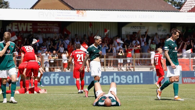 Enttäuschung pur bei den Spielern in grün-weiß: Der 1. FC Schweinfurt 05 hat das Aufstiegsrückspiel zur 3. Liga in Havelse verloren und bleibt viertklassig.