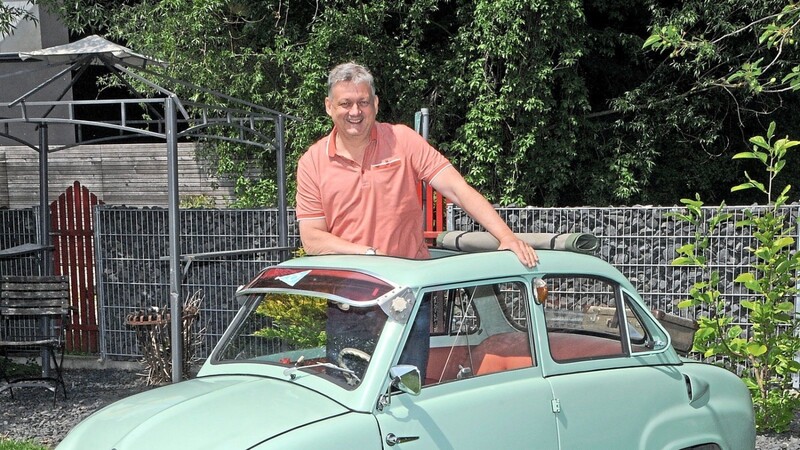 Heribert Füchsl mit seinem "Ohrwaschl-Goggo." Es war das 844. Modell, das 1955 bei der Firma Glas in Dingolfing gefertigt wurde. Am 12. Mai 1955 wurde der Kleinstwagen erstmals für den Straßenverkehr angemeldet. Nun feiert das Auto seinen 65. Geburtstag.
