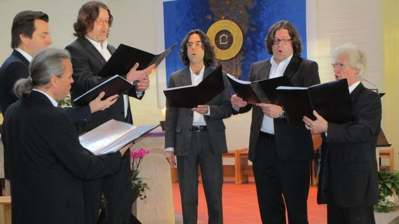 Die Sängergruppe "Polycantores" war eine der drei Gruppen, die das Passionssingen in der Nikolakirche bereicherten.