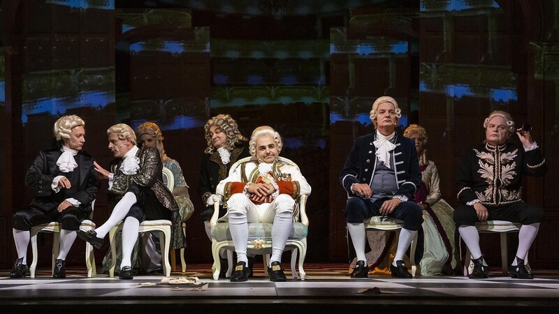 Der Kaiser (Reinhard Peer, Mitte) verfolgt eine von Mozarts Opern. Er ist skeptisch. Antonio Salieri (Jochen Decker, links) ist das ganz recht.
