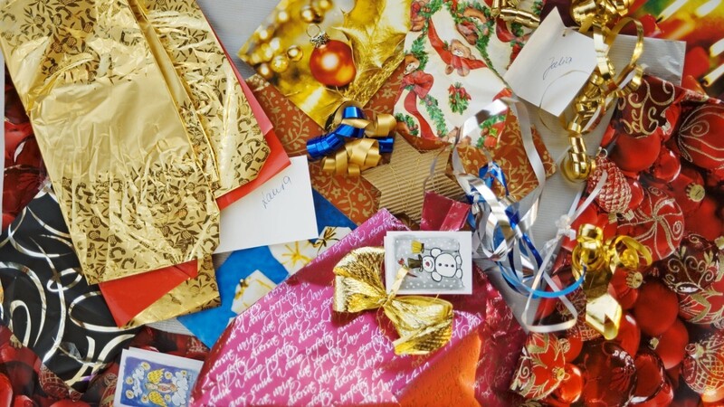 Kommt Ihnen das bekannt vor? Wenn die Geschenke an Weihnachten ausgepackt sind, bleibt meist ein riesiger Berg Müll zurück. Damit nicht alles in der Tonne landet, kann man Geschenkpapier, das noch taugt, einfach wiederverwenden - das spart Geld und schont die Umwelt.