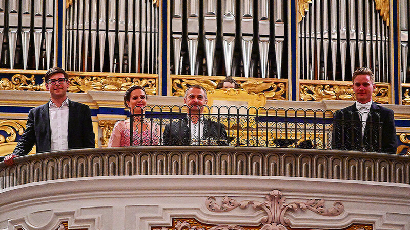 Die Ovationen des Publikums nahmen Celler, Katharina und Bernhard Peschel sowie Johannes Moritz (v.l.) von der Orgelempore aus entgegen.