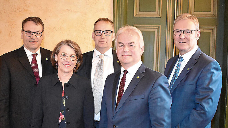 Der HVG-Vorstand mit (v.l.) Erich Lehmair, Gudrun Höfter, Wolfgang Ruther, Johann Pichlmaier und Aufsichtsratsvorsitzendem Adolf Schapfl blickt zuversichtlich in die Zukunft.