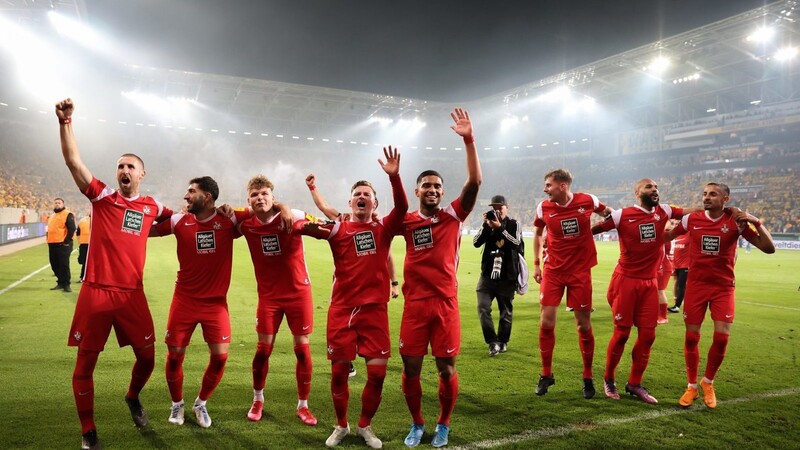 Die Spieler von Kaiserslautern jubeln vor ihrem Fanblock nach dem Aufstieg.