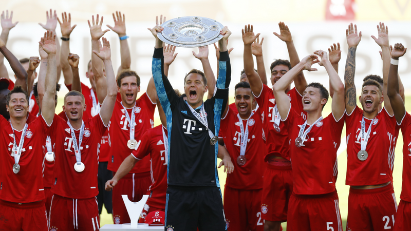 Die Mannschaft des FC Bayern mit der Meisterschale