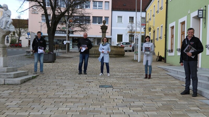Andreas Eisenhart, Siegfried und Lena Wagner, Susanne Heiner und Martin Frank (von links) am Marktplatz, dem Startpunkt der digitalen Schnitzeljagd durch Waldmünchen.