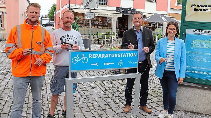 Kathrin Tost vom Kulturamt, Bürgermeister Hans Schmalhofer, Andreas Hadrich und Christoph Grimm vom Bauhof (v.r.) stellen die Fahrradreparaturstation vor.