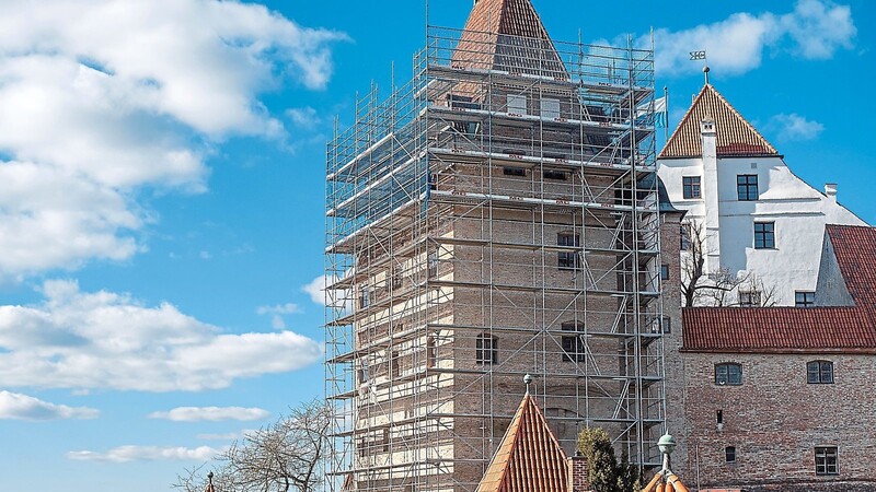 Das Gerüst um den Wittelsbacher Turm auf der Burg reizt Betrunkene, hinaufzuklettern. Jetzt wollte sich einer hinunterstürzen.