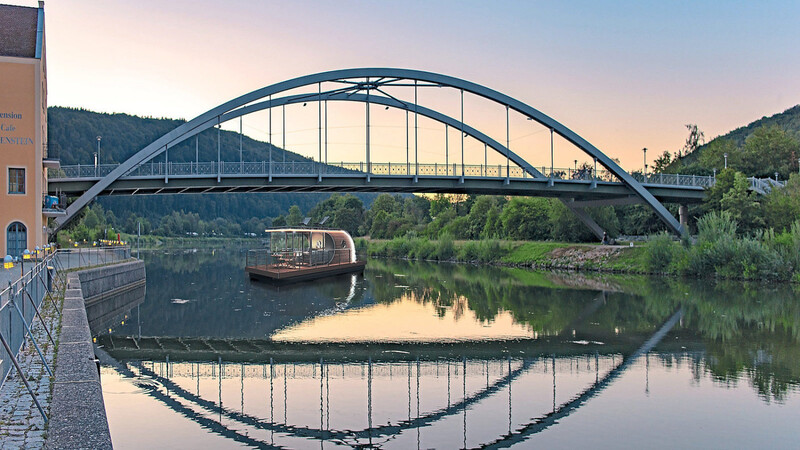 Ein Hausboot unter der Stabbogenbrücke von Riedenburg soll schon bald ein vertrauter Anblick sein.