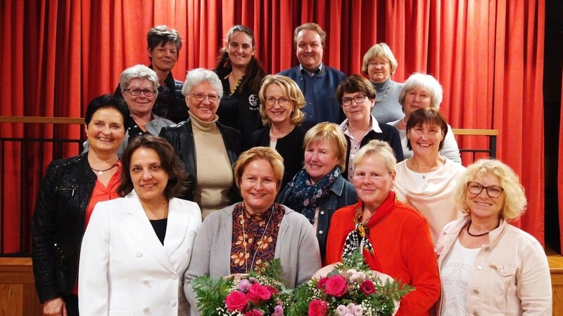 Bei der Frauenunion wurde neu gewählt: Die neue Kreisvorsitzende heißt Claudia Geilersdorfer (vorne 2.v.l.) sie folgt Anna Wolfsecker (rechts daneben).