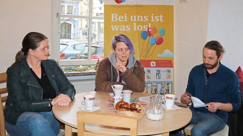 MdB Tina Winklmann (links), Grünen-Kreisvorsitzende Andrea Leitermann und Winklmanns Mitarbeiter Pascal Miosga-Loy beim Besuch im MGH