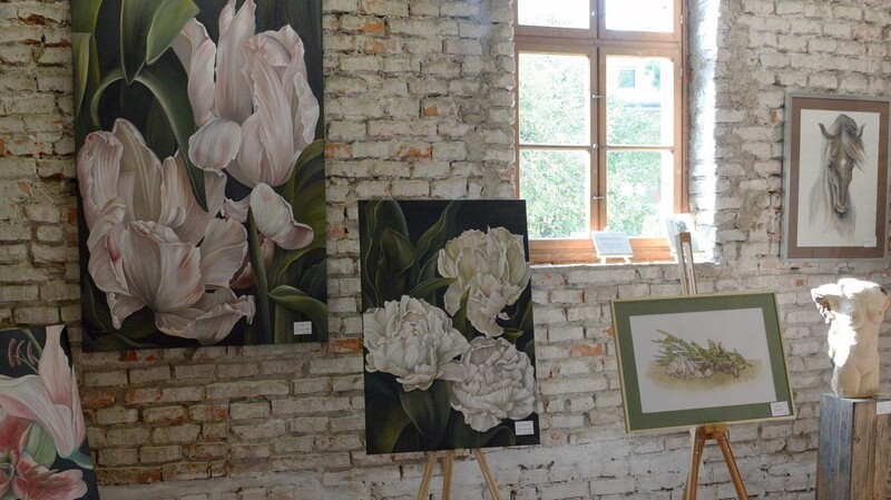 Wie ein kleines Atelier gestaltete Margit Hofmair-Ilnizki ihren Ausstellungsbereich.