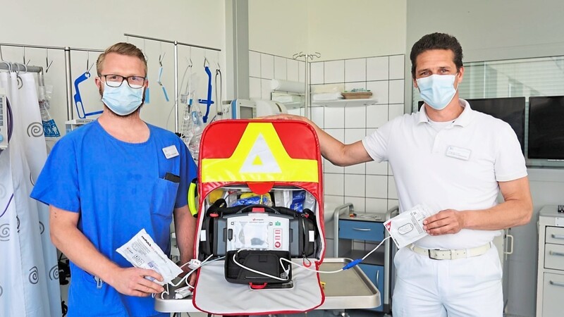 Eric Ast, stellvertretender Leiter der Intensivstation (links), und Johannes Kriele, Leitender Arzt der Interdisziplinären Notfall-Aufnahme, mit einem der neuen Defibrillatoren in der Intensivstation.