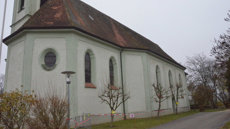 Aufgrund Schäden an der Dachlattung und darauf beruhenden abstürzenden Dachziegeln soll eine umfassende Außenrenovierung der Pfarrkirche Maria Rosenkranzkönigin in Schönach durchgeführt werden.