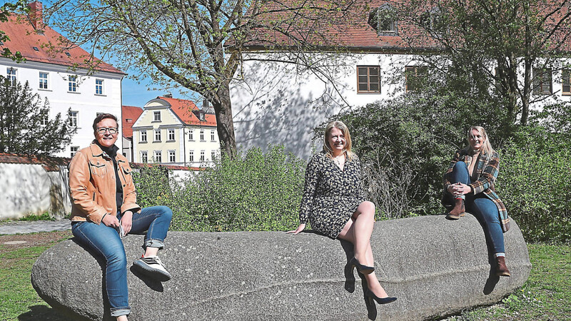 Grün-gelb-rote Allianz (von links): Elke Rümmelein (Grüne), Kirstin Sauter (FDP) und Patricia Steinberger (SPD) werben im Prantlgarten fürs nahende Frauenplenum.